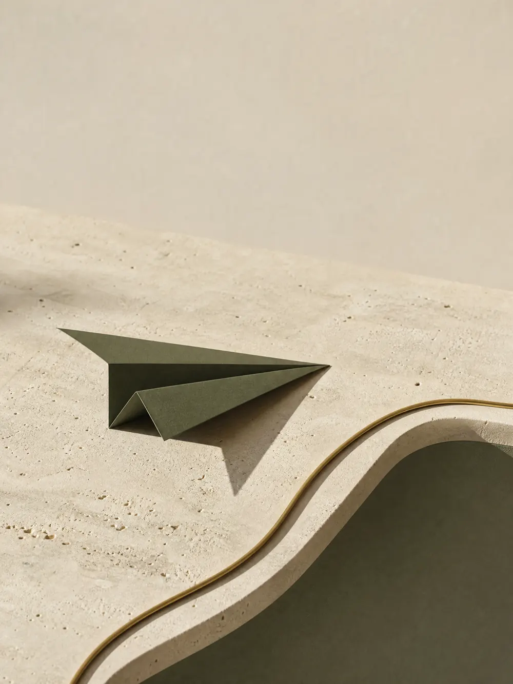 Composição editorial abstrata em verde, bege e dourado